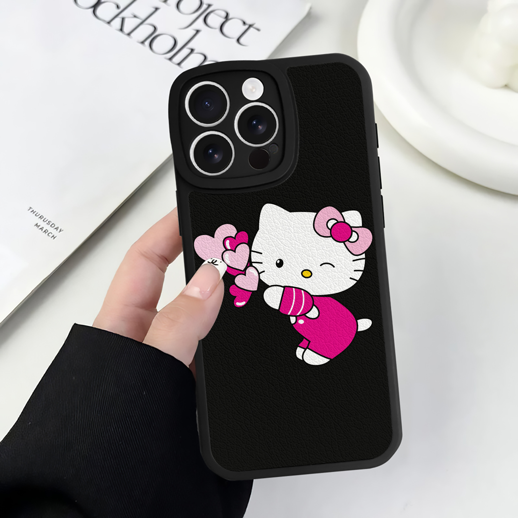 （画像用） Hello Kitty ハローキティ 【iPhone 16シリーズ対応】シリコンスマホケース（レザー調） 材質：シリコン
